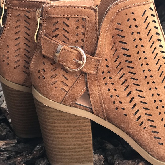 Tan open toe buckle accent booties - Picture 2 of 6